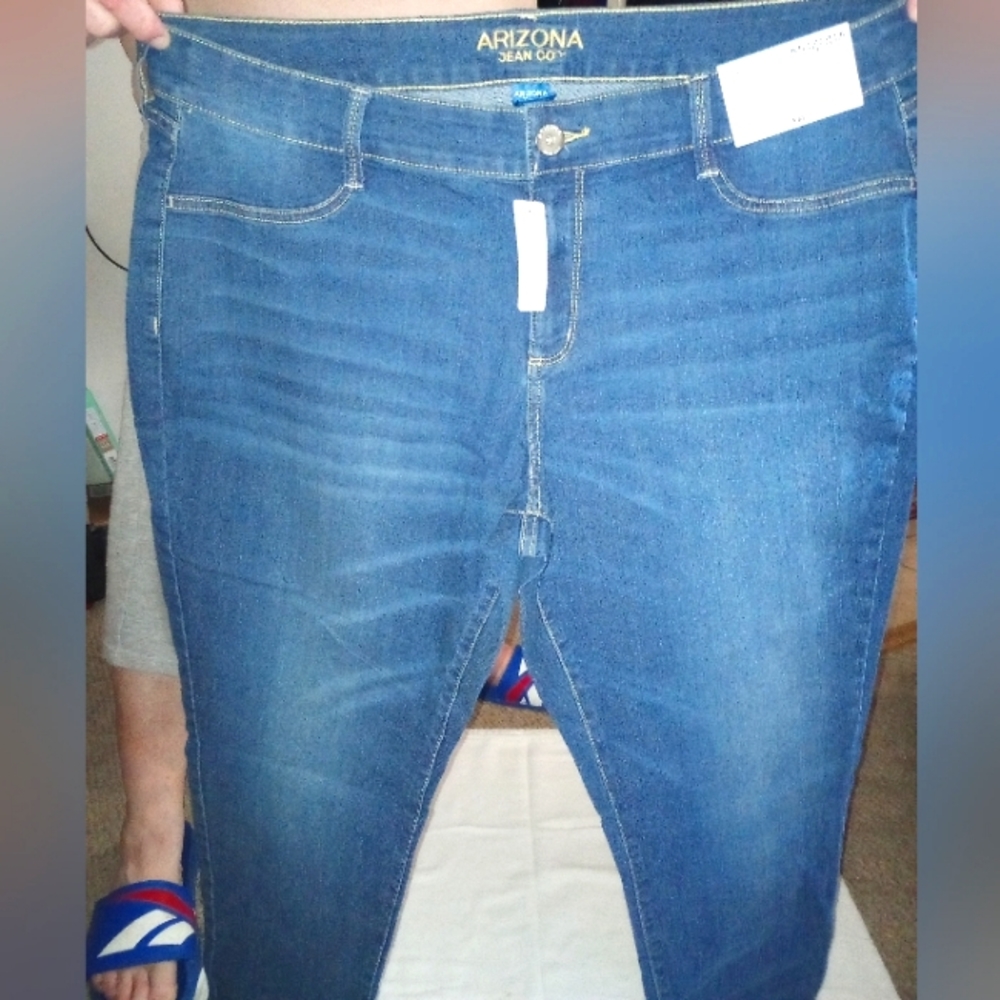 NWT ARIZONA JEAN CO - Plus 20 JUNIORS Medium Wash Denim Jeans  77% Cotton - Picture 2 of 13